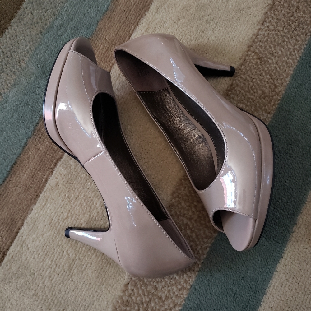 Bandolino faux leather peep toe heel